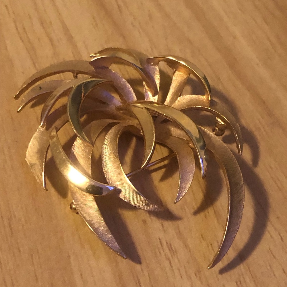 TRIFARI - Vintage Crown Trifari Gold‎ Tone Brushed Fireworks Brooch Pin